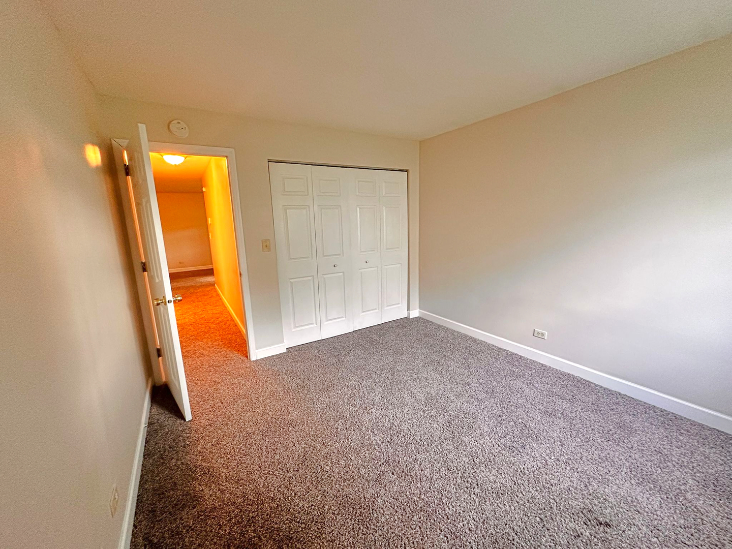 8 Gant Circle, Unit D Streamwood, IL 60107 - Photo 9 of 12 an empty room with a bathroom and mirror
