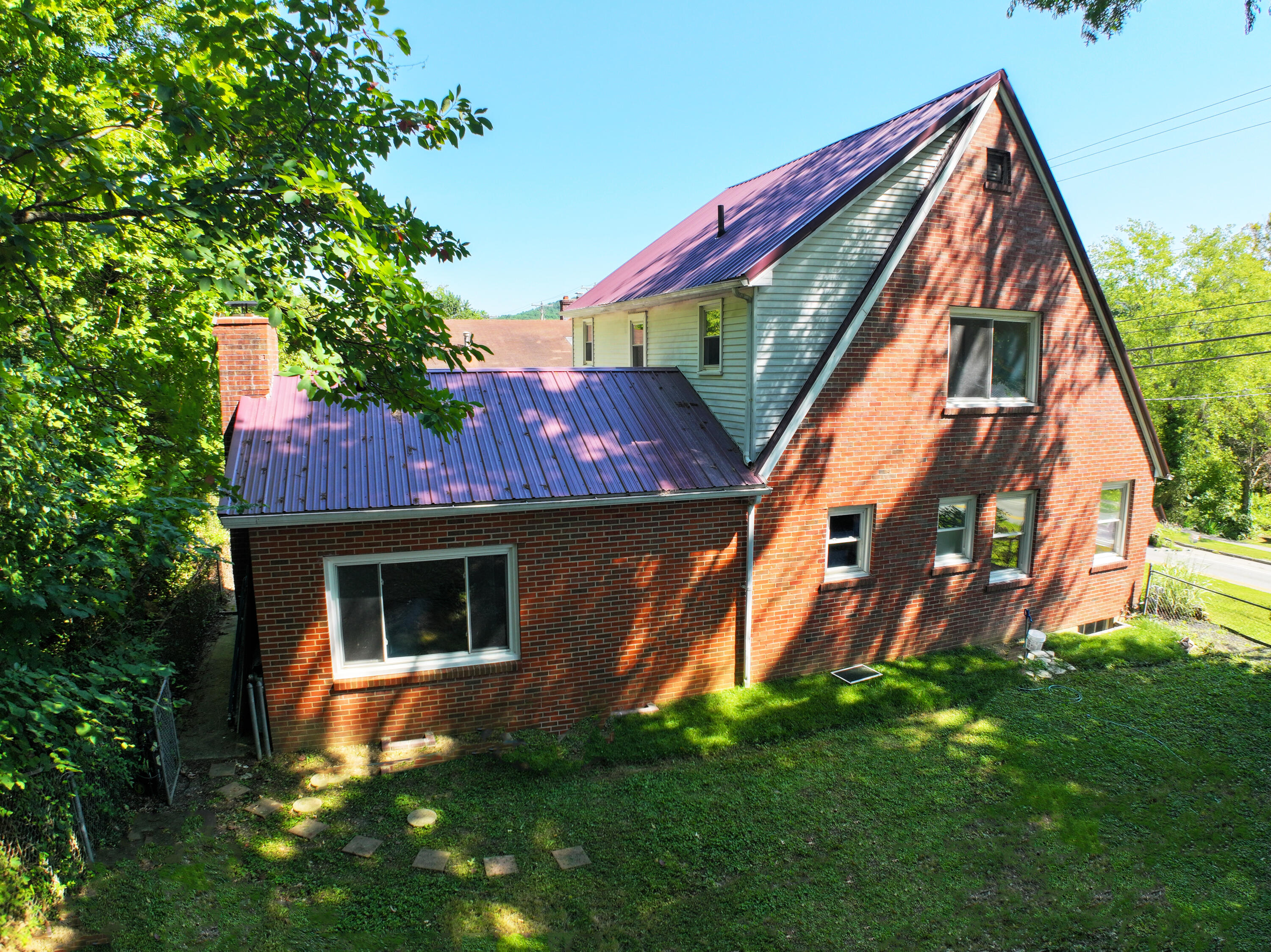291 Main Street Irvine, KY 40336 - Photo 2 of 32 Sideyard!