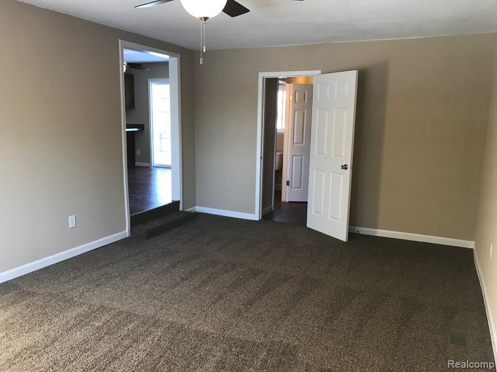 8651 Pingree Road Pinckney, MI 48169 - Photo 12 of 33 Family room