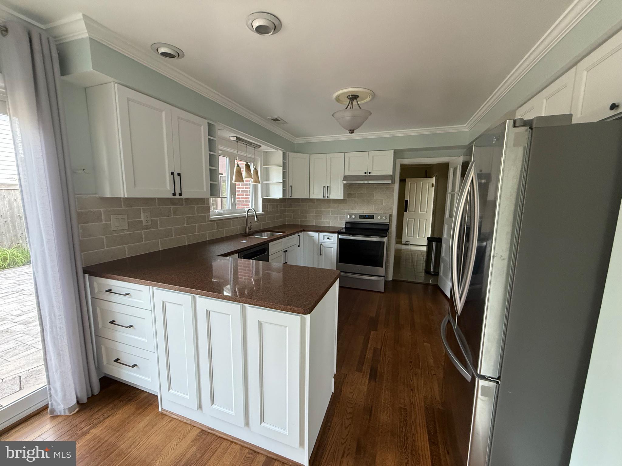 6175 Cobbs Road Alexandria, VA 22310 - Photo 10 of 23 Modern kitchen with elegant finishes.