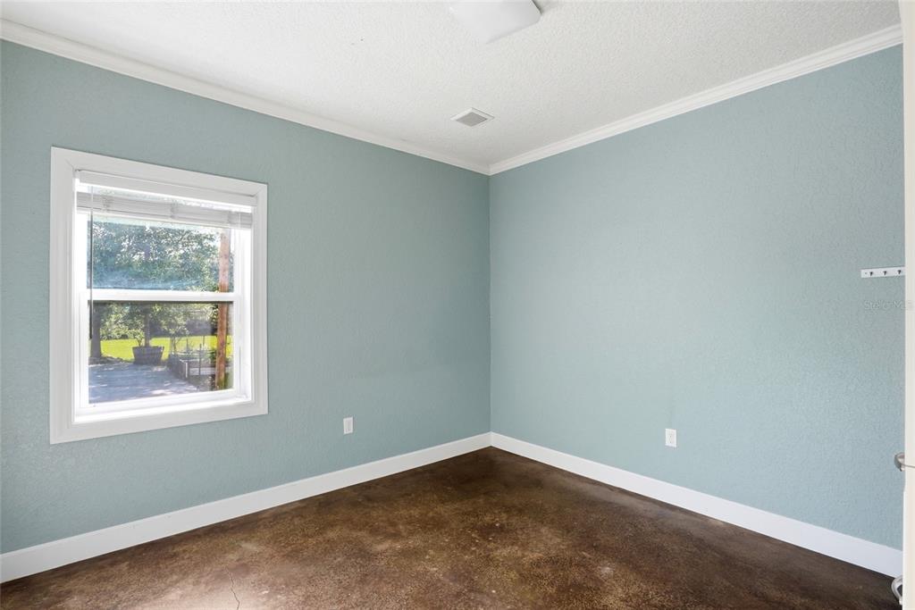 123 South Wiggins Road Plant City, FL 33566 - Photo 20 of 55 an empty room with a window