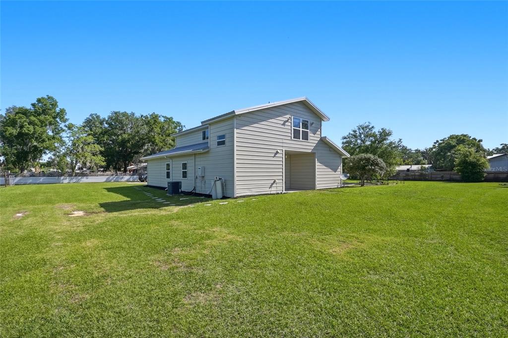 123 South Wiggins Road Plant City, FL 33566 - Photo 41 of 55 a view of a house with backyard and garden