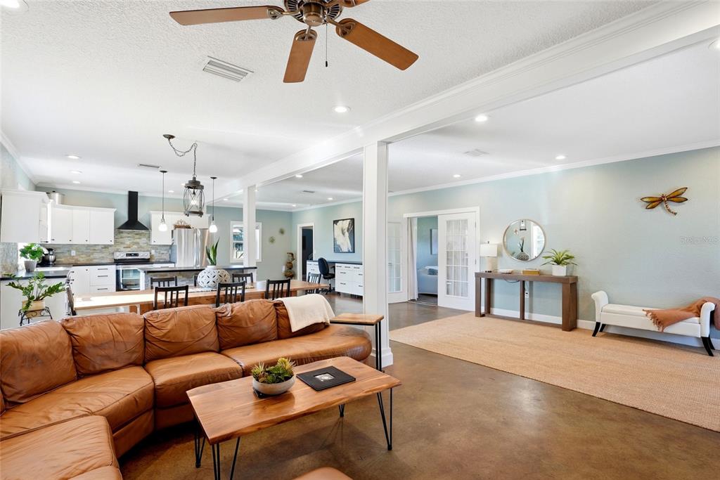 123 South Wiggins Road Plant City, FL 33566 - Photo 6 of 55 a living room with furniture