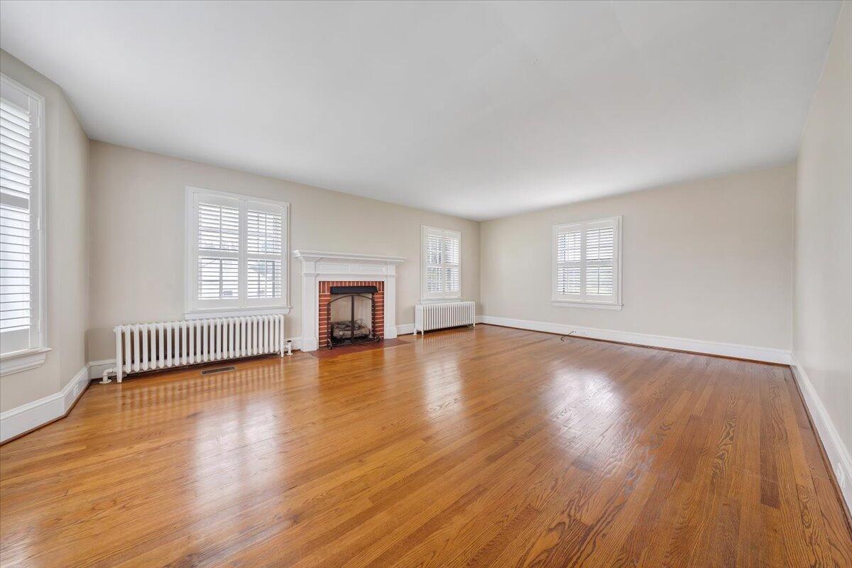 8034 Roanoke Road Fincastle, VA 24090 - Photo 3 of 45 Living Room