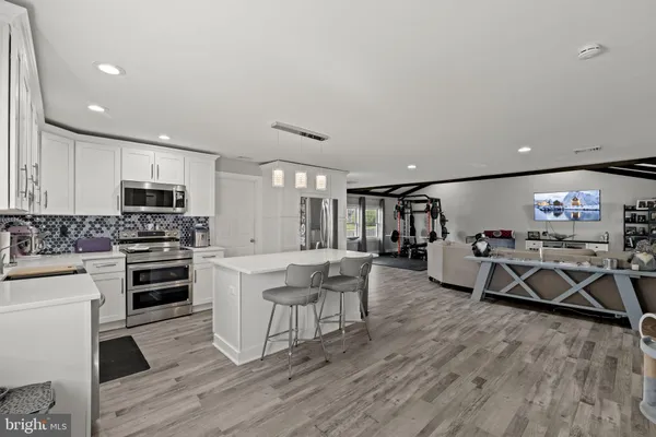$400,000 | 6 Black Walnut Road, Levittown, PA 19057