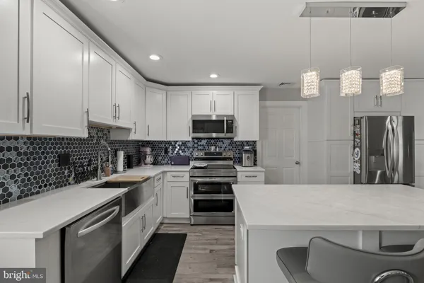 $400,000 | 6 Black Walnut Road, Levittown, PA 19057