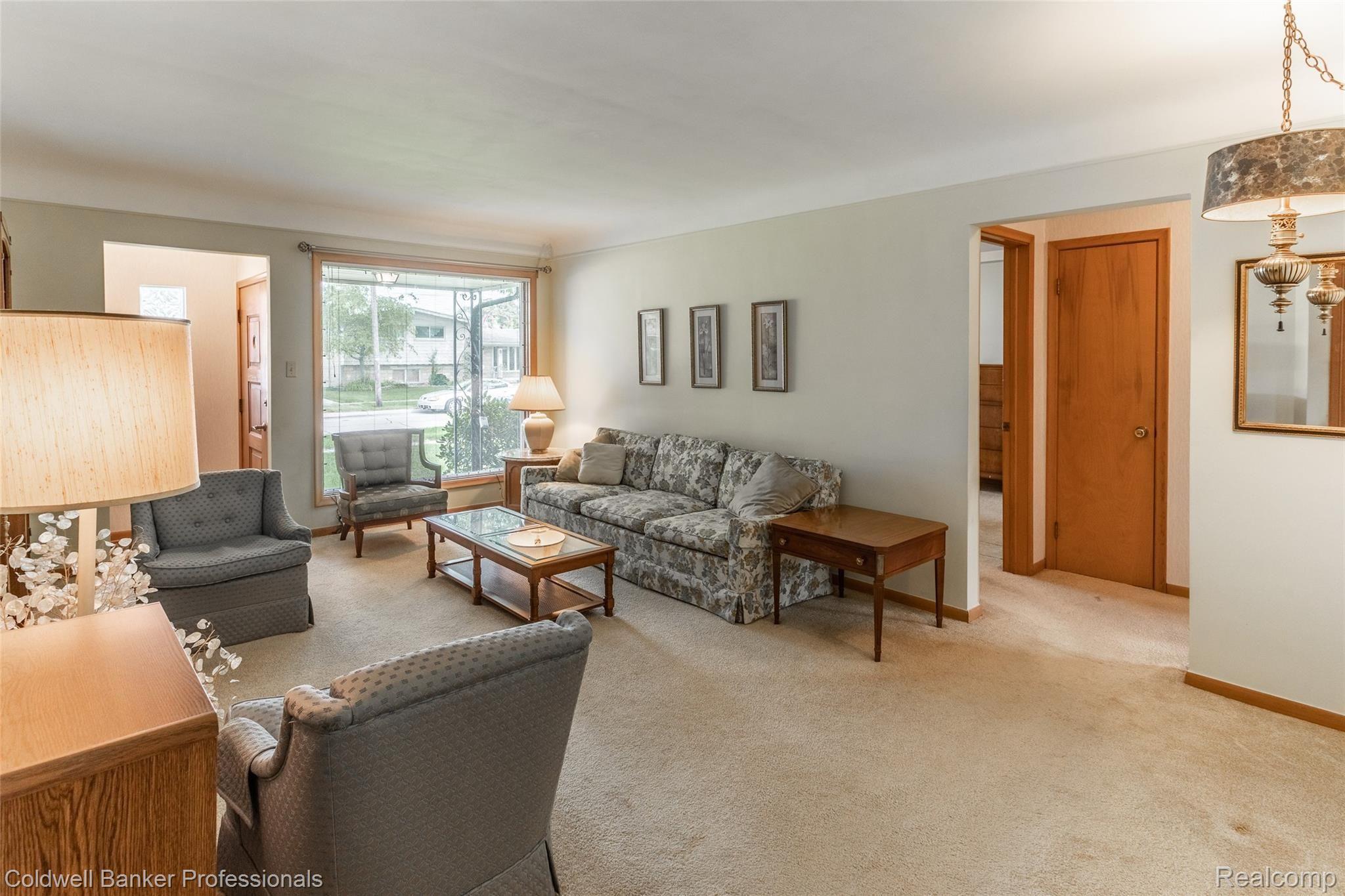 11128 Racine Road Warren, MI 48093 - Photo 4 of 27 Racine-11.jpg