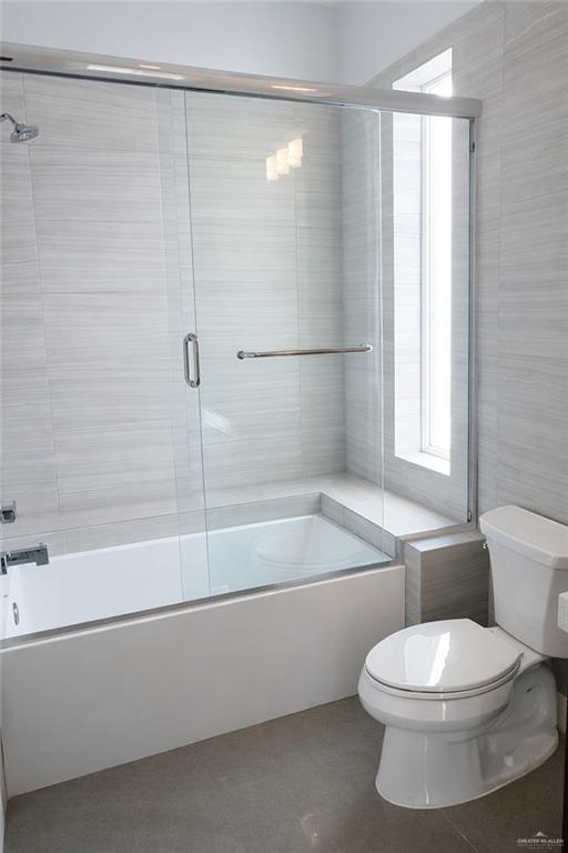 4208 Wichita Avenue McAllen, TX 78503 - Photo 21 of 24 a bathroom with a toilet and a bath tub