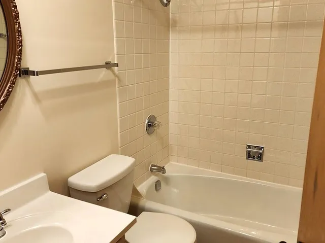 $1,950 | 10431 South Keating Avenue, Unit 4, Oak Lawn, IL 60453