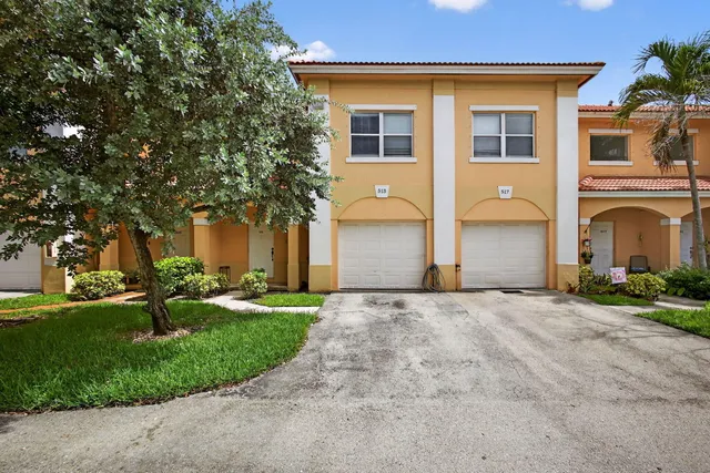 $2,300 | 513 Talia Circle, Palm Springs, FL 33461