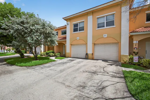 $2,300 | 513 Talia Circle, Palm Springs, FL 33461