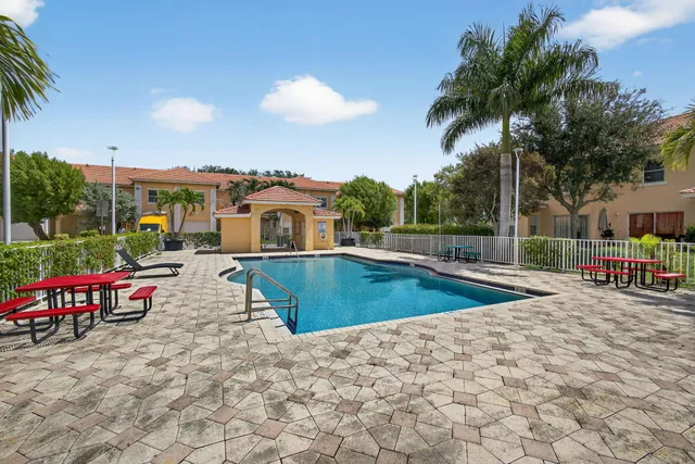 $2,300 | 513 Talia Circle, Palm Springs, FL 33461