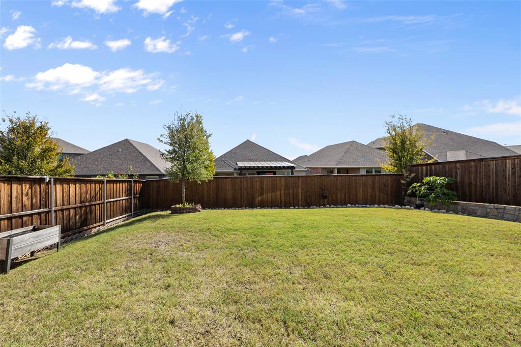 10505 Trail Ridge Drive Fort Worth, TX 76126 - Photo 27 of 37 a backyard of a house