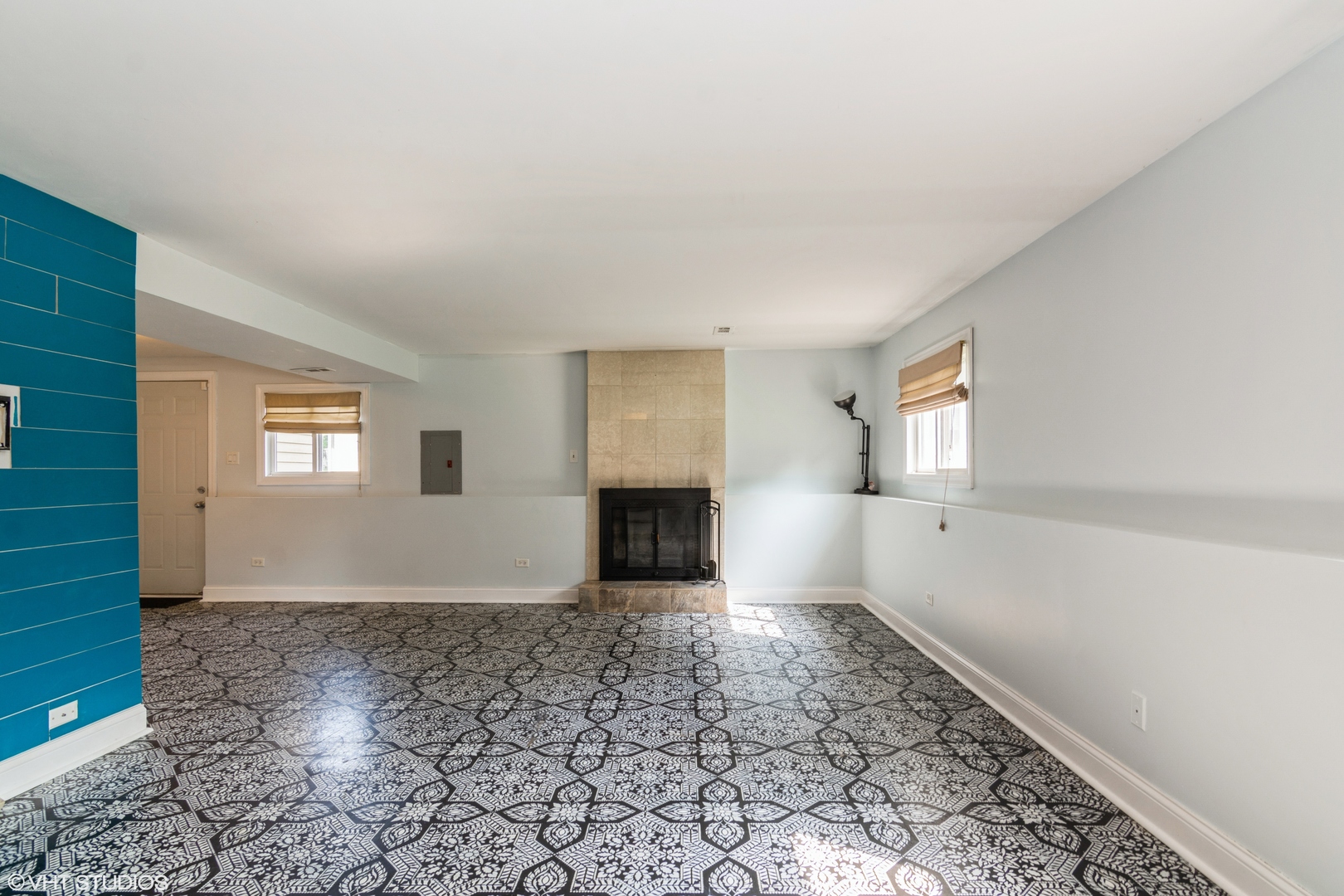 1555 Vincennes Street Crete, IL 60417 - Photo 9 of 18 a view of a windows and an entryway in a room