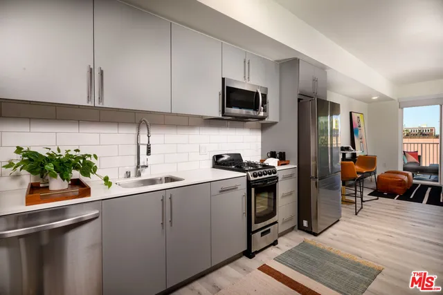 $2,676 | 750 South Oxford Avenue, Unit 307, Los Angeles, CA 90005