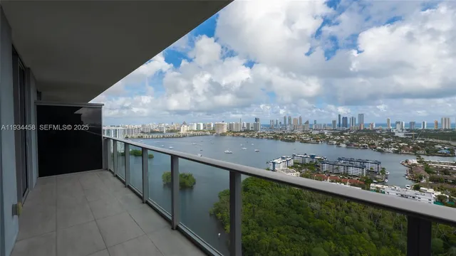 $725,000 | 16385 Biscayne Boulevard, Unit 3117, North Miami Beach, FL 33160