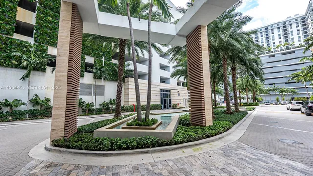 $725,000 | 16385 Biscayne Boulevard, Unit 3117, North Miami Beach, FL 33160