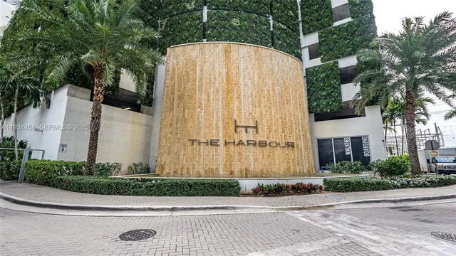 $725,000 | 16385 Biscayne Boulevard, Unit 3117, North Miami Beach, FL 33160