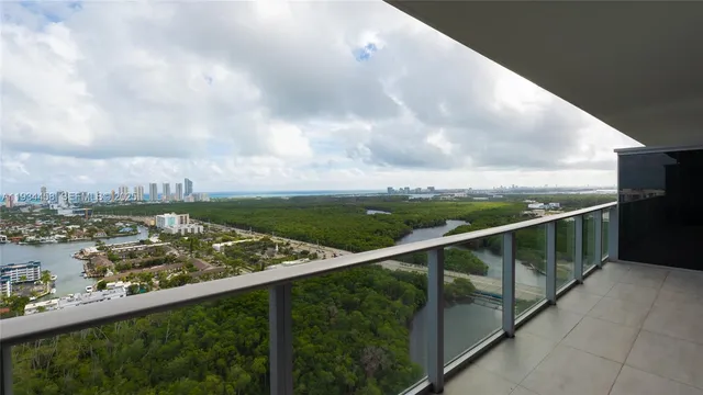$725,000 | 16385 Biscayne Boulevard, Unit 3117, North Miami Beach, FL 33160
