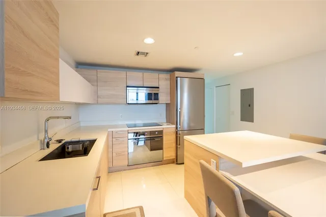 $725,000 | 16385 Biscayne Boulevard, Unit 3117, North Miami Beach, FL 33160