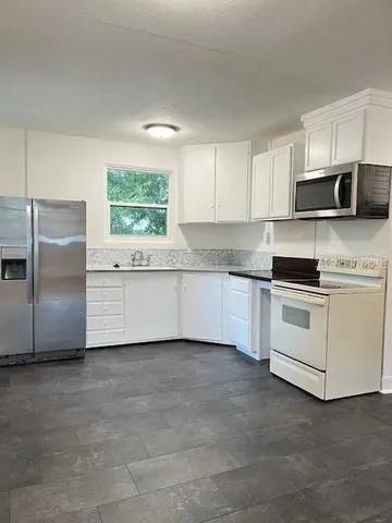 $1,250 | 330 South Woodland Boulevard, Unit 4, Deland, FL 32720