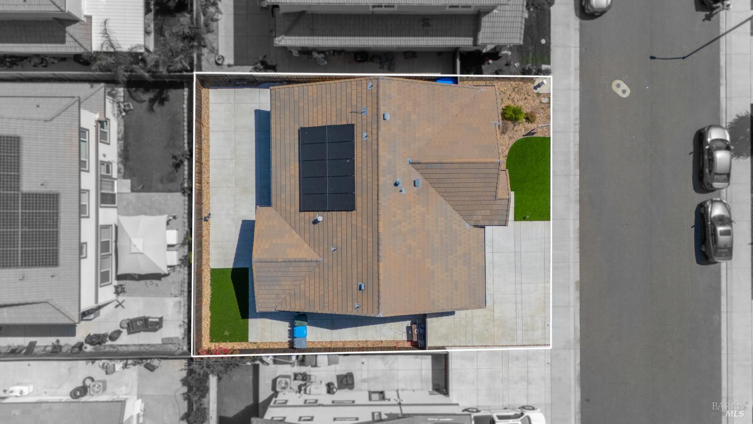 761 Razorbill Street Vacaville, CA 95688 - Photo 38 of 41 a bathroom with a sink and a mirror