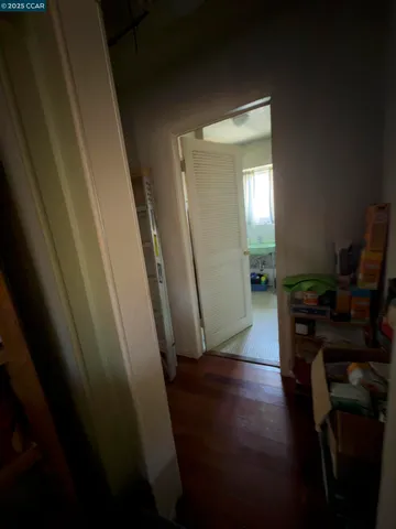 a view of entryway with livingroom