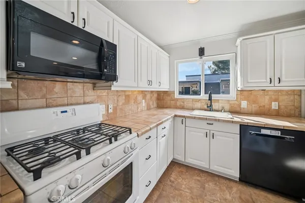 $575,000 | 19545 Sherman Way, Reseda, CA 91335