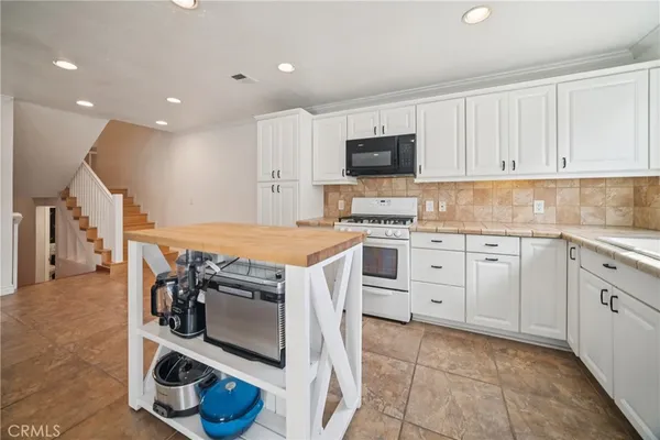 $575,000 | 19545 Sherman Way, Reseda, CA 91335