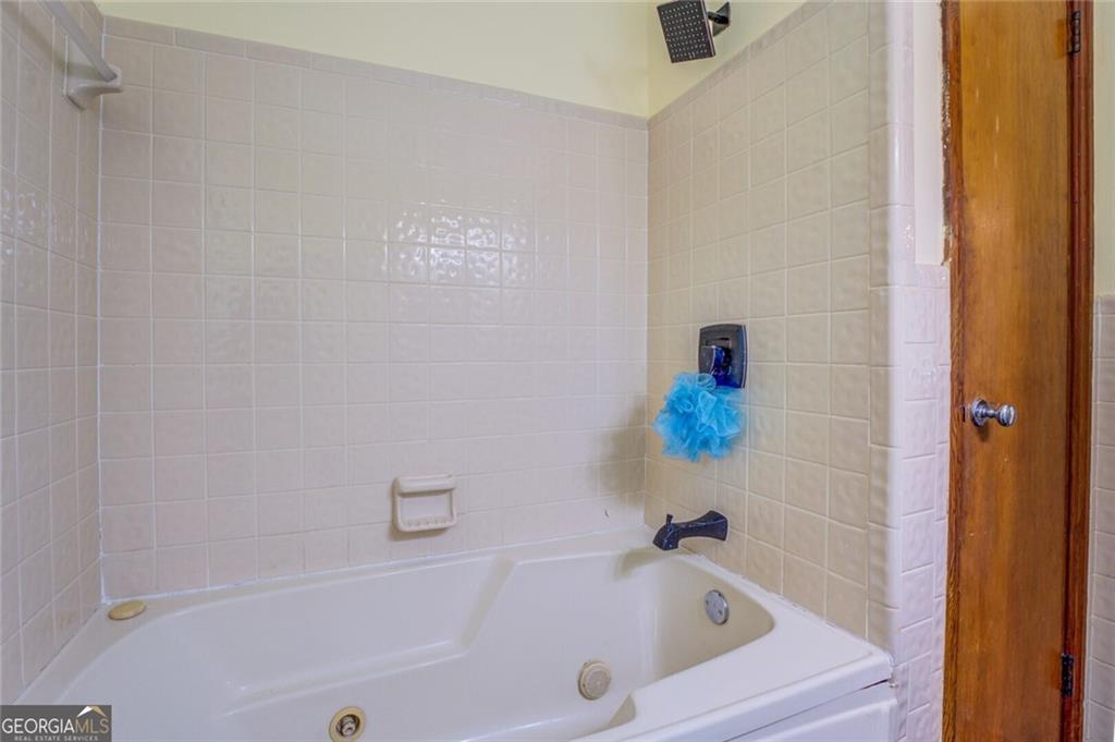 1288 Elva Drive Southwest Atlanta, GA 30331 - Photo 12 of 13 a bathroom with a bathtub