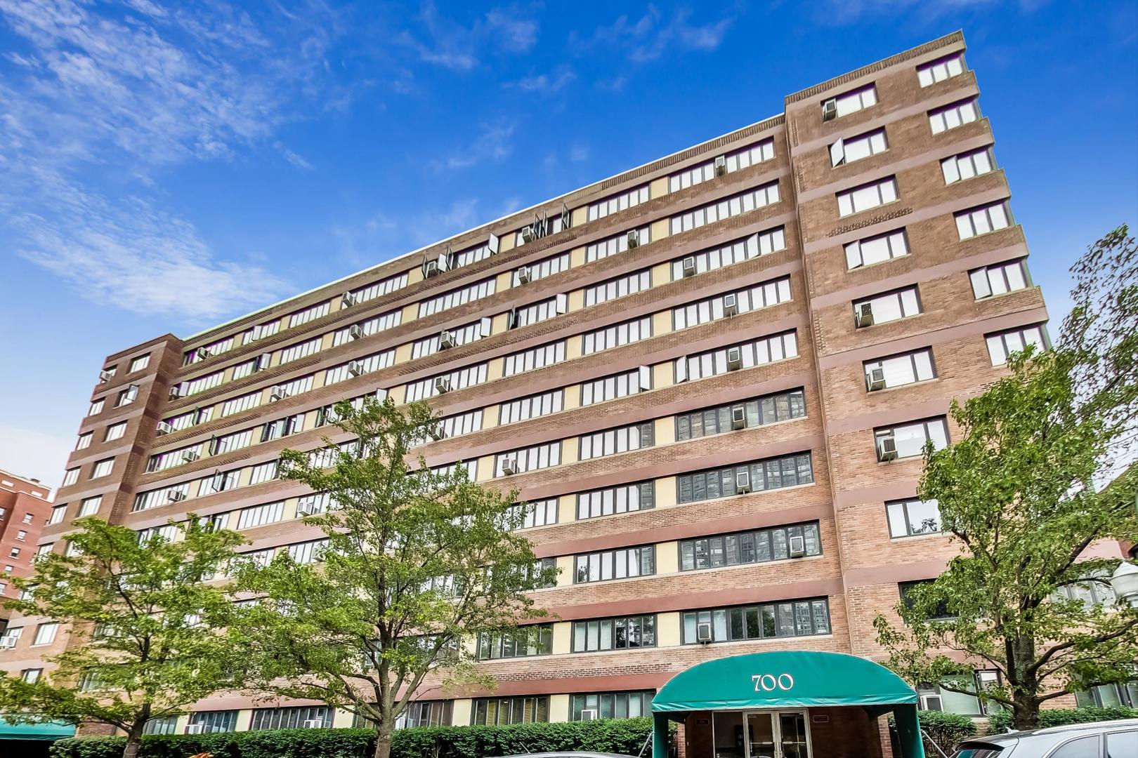 700 West Bittersweet Place, Unit 309 Chicago, IL 60613 - Photo 1 of 19 a front view of a building