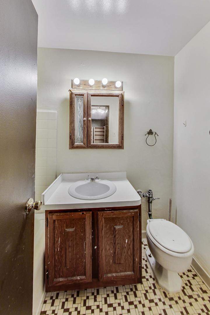700 West Bittersweet Place, Unit 309 Chicago, IL 60613 - Photo 13 of 19 a bathroom with a sink a toilet and mirror
