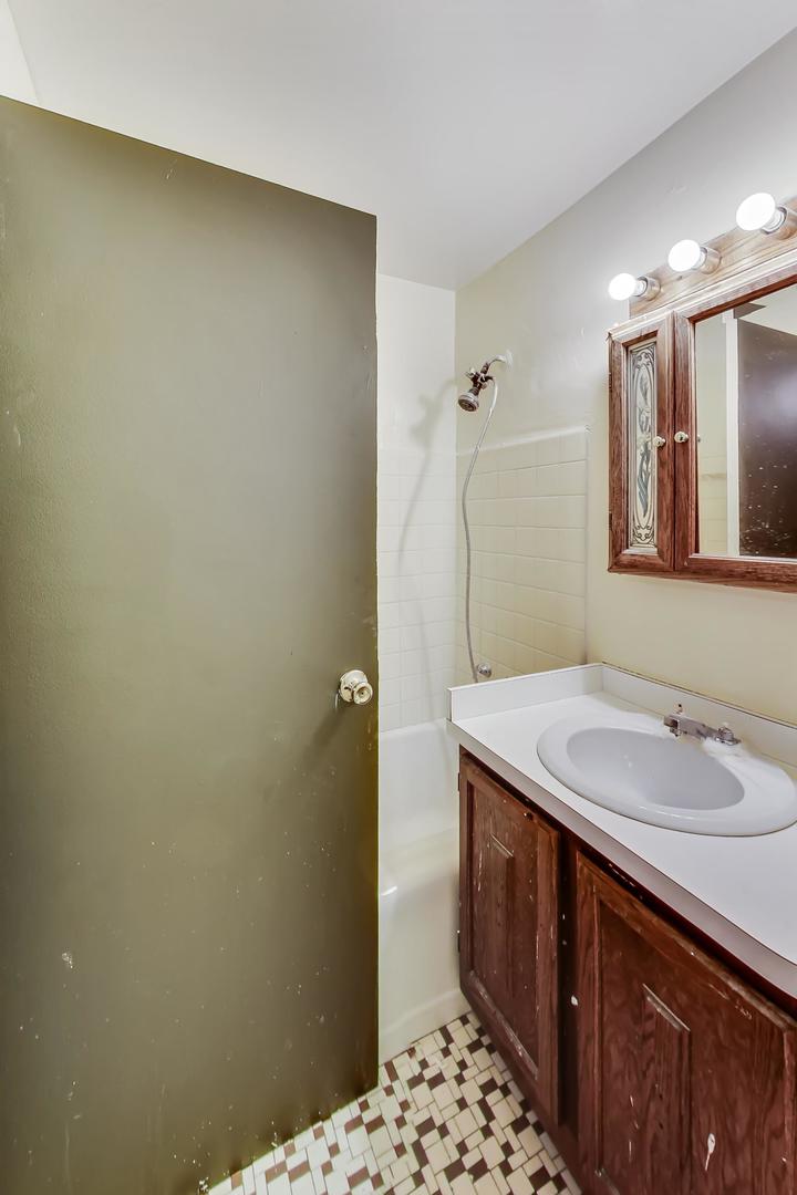 700 West Bittersweet Place, Unit 309 Chicago, IL 60613 - Photo 14 of 19 a bathroom with a sink and a mirror