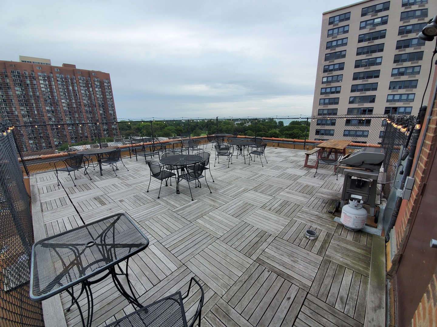 700 West Bittersweet Place, Unit 309 Chicago, IL 60613 - Photo 18 of 19 a view of a terrace with sitting area