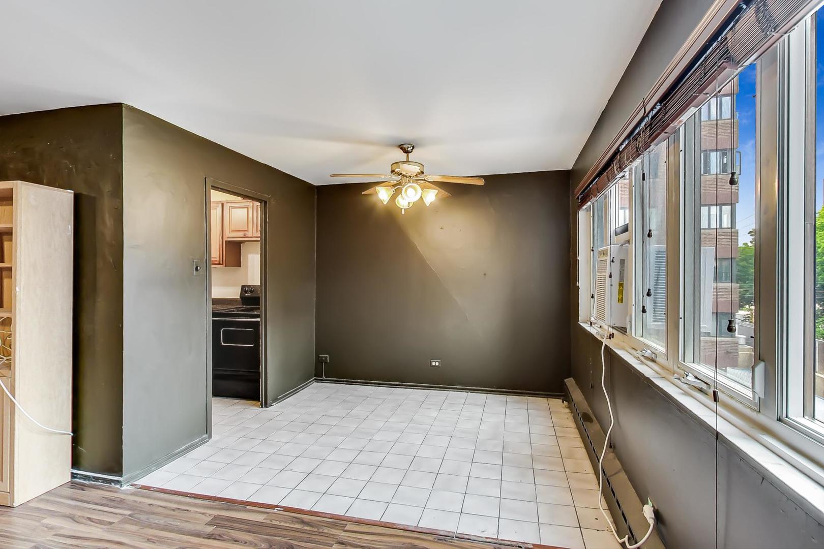 700 West Bittersweet Place, Unit 309 Chicago, IL 60613 - Photo 5 of 19 a view of an entryway