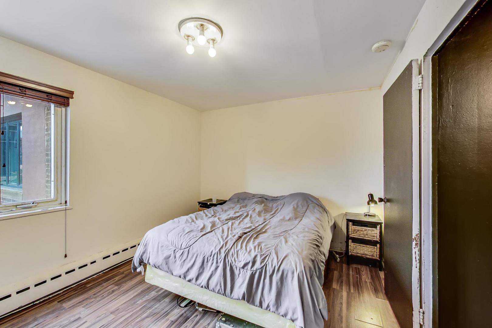700 West Bittersweet Place, Unit 309 Chicago, IL 60613 - Photo 10 of 19 a bedroom with a bed and a window