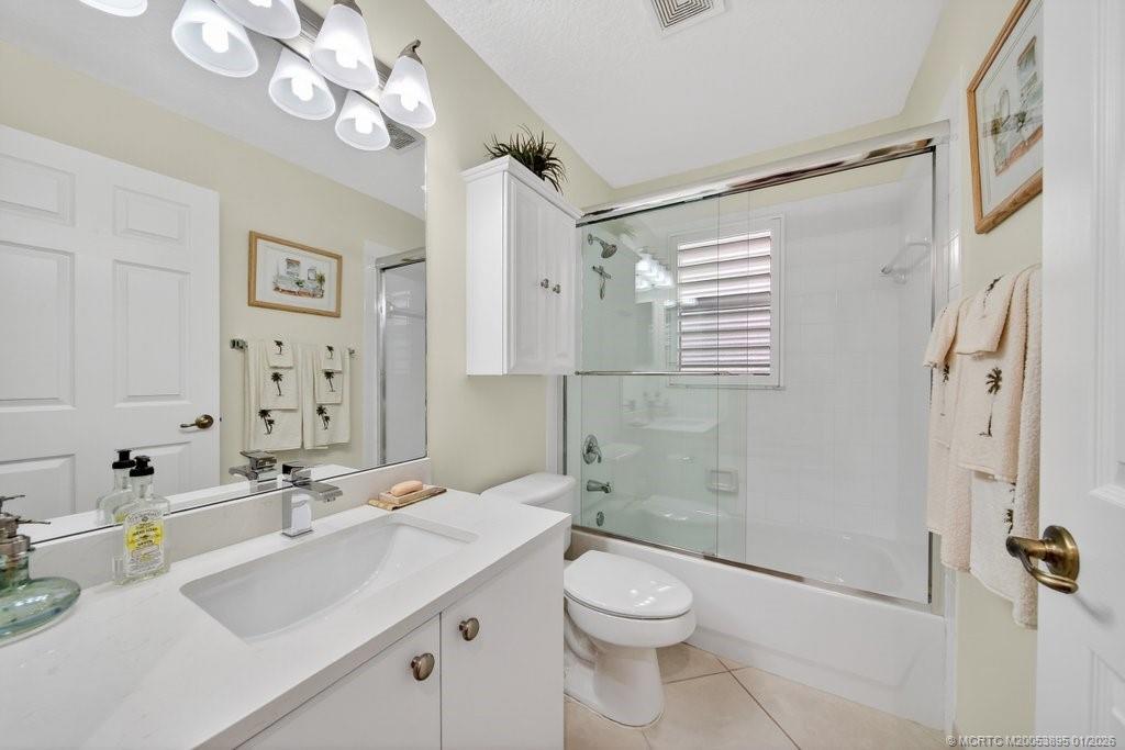 871 Southeast Westminster Place Stuart, FL 34997 - Photo 25 of 38 2nd Bathroom