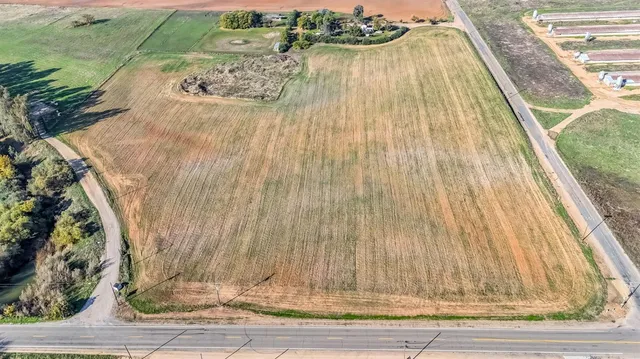 a picture of a lake view