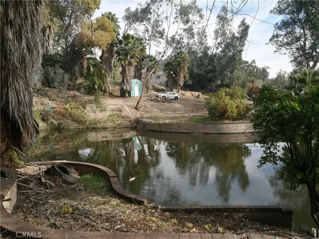 a view of a water fountain