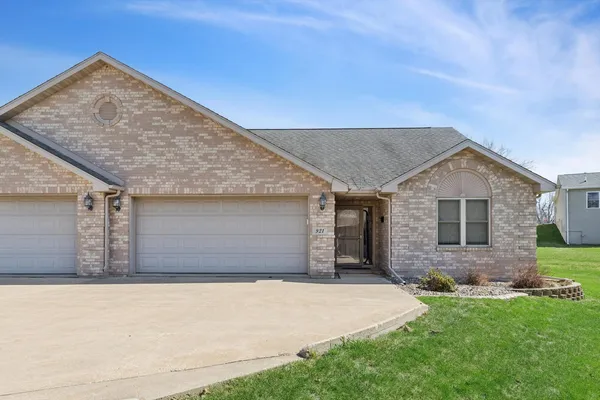 $295,999 | 921 10th Street, De Witt, IA 52742