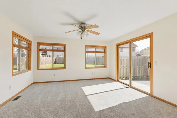 $285,999 | 921 10th Street, De Witt, IA 52742
