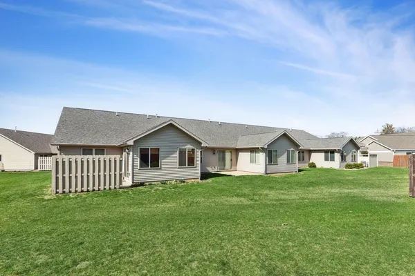 $285,999 | 921 10th Street, De Witt, IA 52742