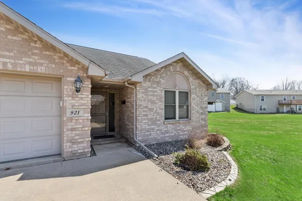 $285,999 | 921 10th Street, De Witt, IA 52742