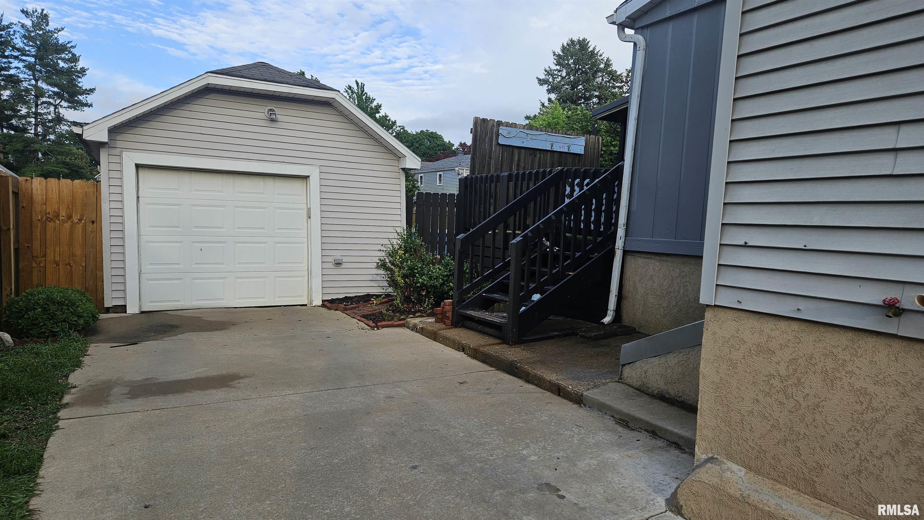 517 Baxter Court Canton, IL 61520 - Photo 2 of 39