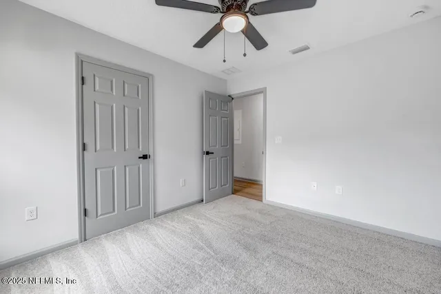 a view of empty room with a ceiling fan