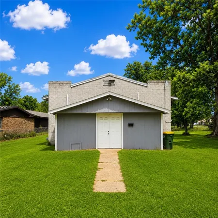 $120,000 | 507 North Navasota Street, Hearne, TX 77859