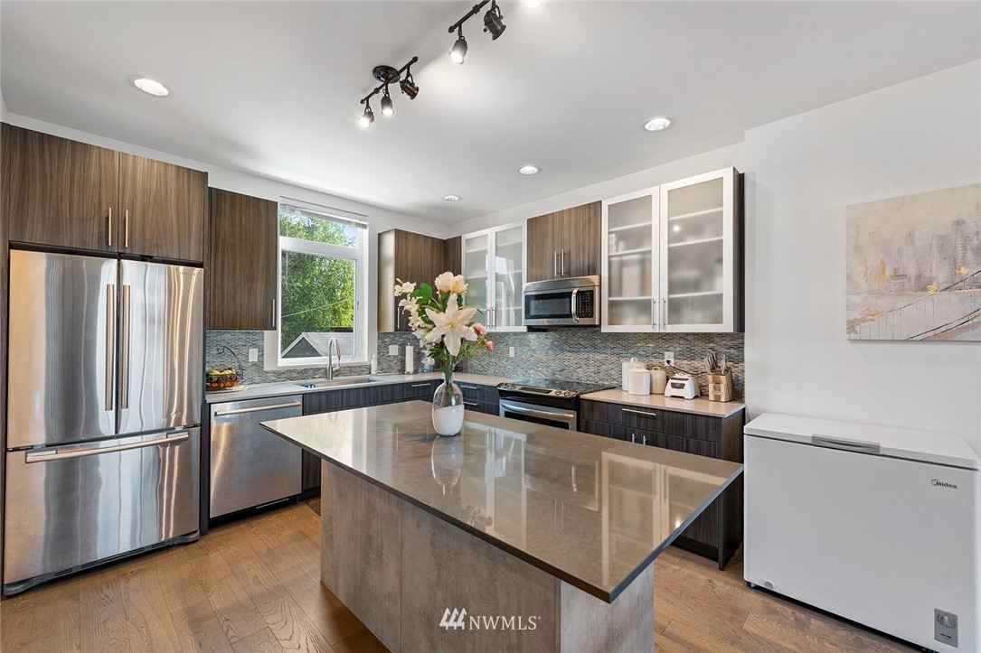 3909 Southwest Hudson Street Seattle, WA 98136 - Photo 7 of 30 Gallery Image 7