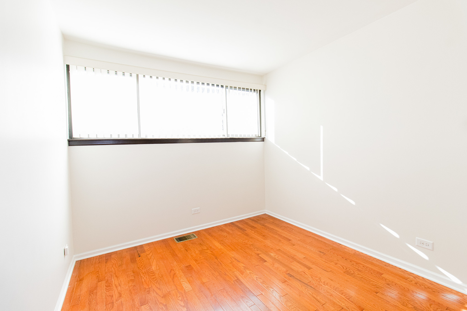 902 South May Street, Unit D Chicago, IL 60607 - Photo 16 of 24 a view of a big room with closet and window