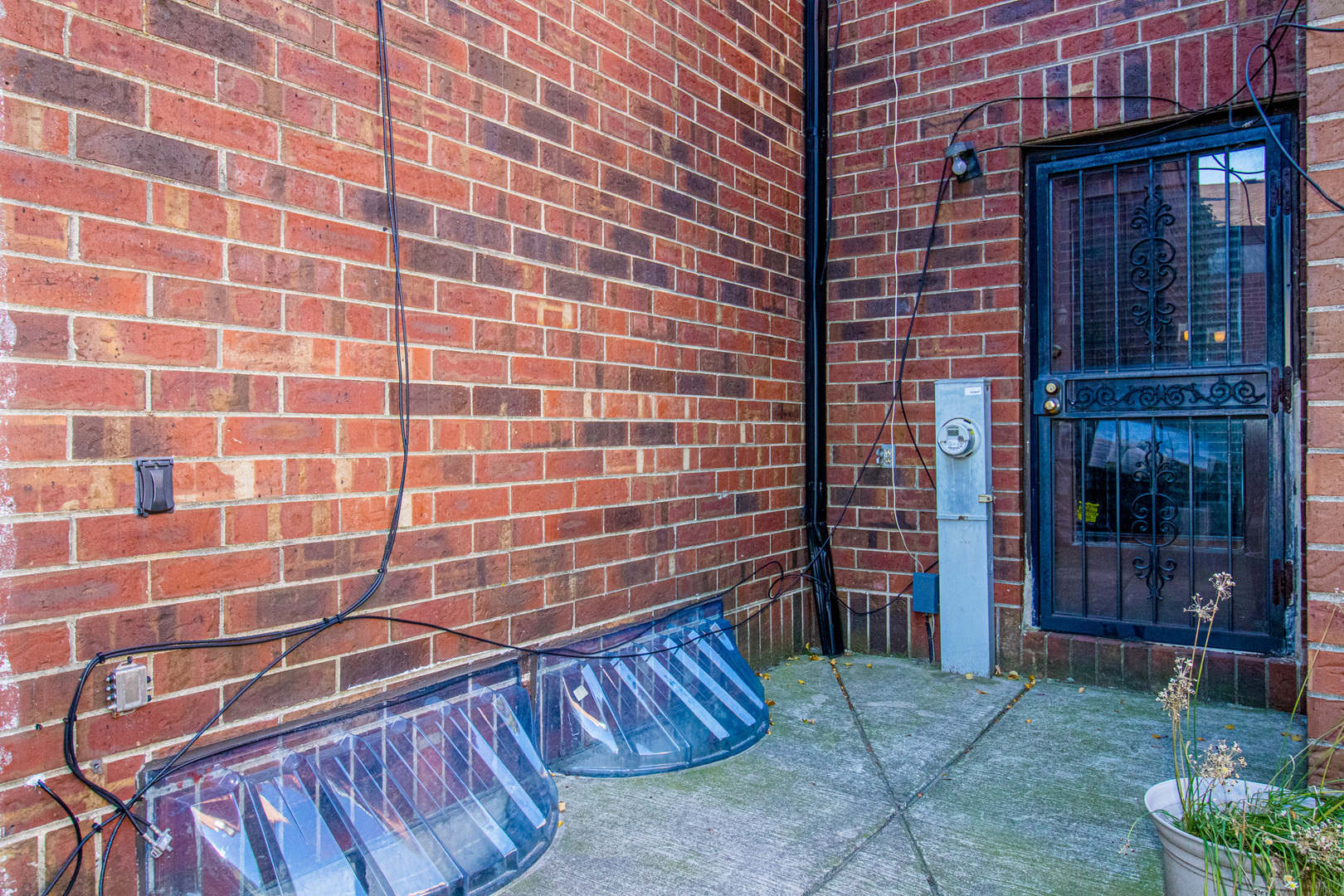 902 South May Street, Unit D Chicago, IL 60607 - Photo 24 of 24 a view of a brick wall with an empty room