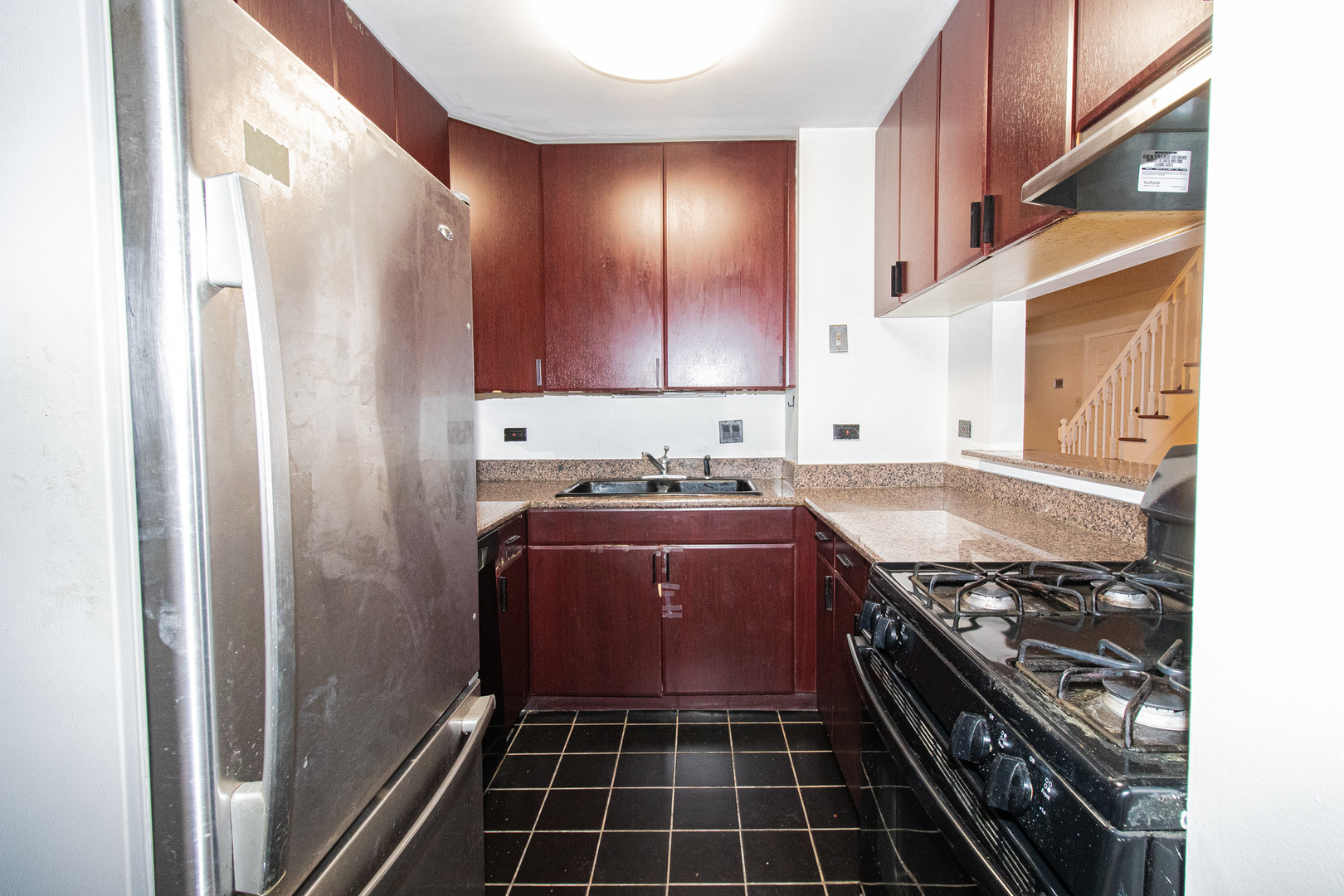902 South May Street, Unit D Chicago, IL 60607 - Photo 10 of 24 a kitchen with granite countertop a stove and a refrigerator